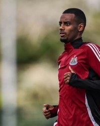 镜报：伊萨克将因为缺席对阵维拉的英超比赛而被罚款